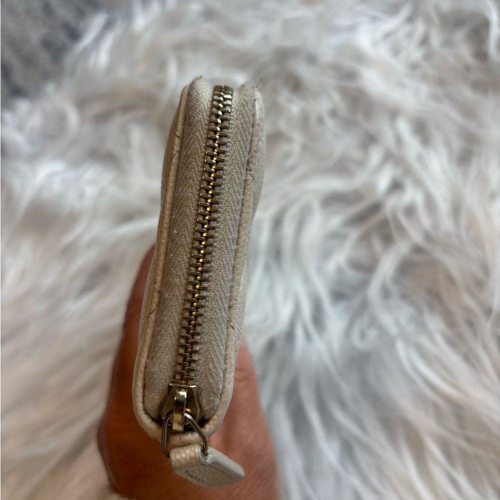 Chanel caviar quilted medium zip around wallet - Picture 4 of 8